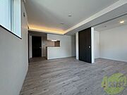 木目のフローリングは落ち着きのある印象のお部屋になりますね。