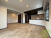 木目のフローリングは落ち着きのある印象のお部屋になりますね。