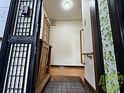 玄関の様子です。明るい印象ですね。気分もあがりそう。