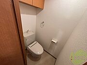 こちらはトイレです。清潔感があり、安心して使用できます。