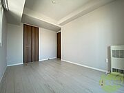 寝室はこちらです。光が差し込む、温かみのあるお部屋です。
