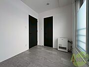 こちらのお部屋は光が差し込む、温かみのあるお部屋です。