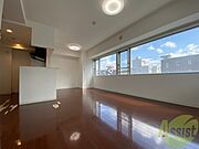 木目のフローリングが落ち着くお部屋ですね。