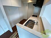 キッチン後ろには冷蔵庫を置けるスペースがありますね。