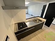 対面キッチンになっているので料理しながらTVも見れますよ～。