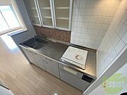 キッチン周りは意外と物が多いので棚があるといいですね。