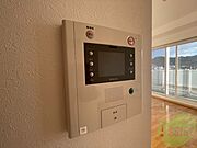 TVモニター付インターホンです。来客者の顔が見えるので安心！