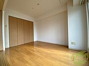 木目のフローリングは落ち着きのある印象のお部屋になりますね。