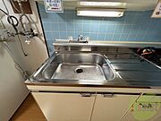 キッチンのシンクはピカピカで掃除意欲が湧いてきそう！