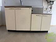 キッチン下の棚に台所用品や食器などを入れることができます