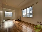 木目のフローリングは落ち着きのある印象のお部屋になりますね。