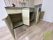 キッチン下のスペースも。食品ストックも入りますね。