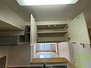 キッチン上部の棚に台所用品や食器などを入れることができます。