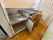キッチン下の棚に台所用品や食器などを入れることができます