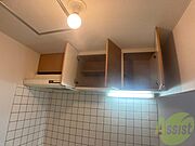 キッチン上部の棚に台所用品や食器などを入れることができます。