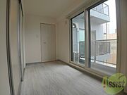 こちらが寝室です。窓が大きくて明るいですね。
