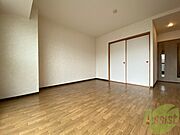 リビングを別角度から撮ってみました。家具の配置もしやすそう。