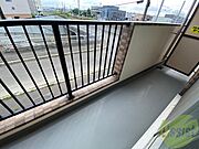バルコニーです。洗濯物を干したり一息ついたりできますね！
