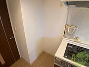 キッチン横には冷蔵庫を置けるスペースがありますね。