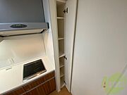 キッチン周りは意外と物が多いので棚があるといいですね。