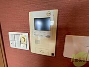 TVモニター付インターホンです。来客者の顔が見えるので安心！