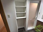 脱衣所には棚もついており便利に使えそうです！