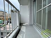 バルコニー。洗濯物がはかどりそうな広さがありますよ。