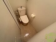 こちらはトイレです。清潔感があり、安心して使用できます。