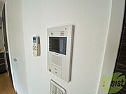 TVモニター付インターホンです。来客者の顔が見えるので安心！