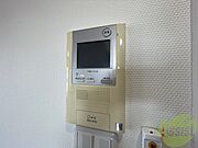 TVモニター付インターホンです。来客者の顔が見えるので安心！