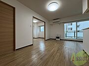 木目のフローリングは落ち着きのある印象のお部屋になりますね。