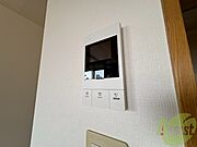 TVモニター付インターホンです。来客者の顔が見えるので安心！