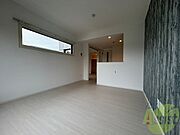 木目のフローリングは落ち着きのある印象のお部屋になりますね。