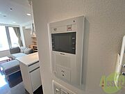 TVモニター付インターホンです。来客者の顔が見えるので安心！
