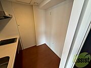 キッチン後ろには冷蔵庫を置けるスペースがありますね。