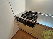 システムキッチン完備で2口ついているので料理もできます！