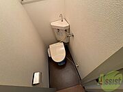 こちらはトイレです。清潔感があり、安心して使用できます。