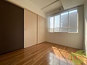 寝室はこちらです。光が差し込む、温かみのあるお部屋です。