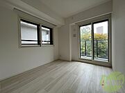 寝室はこちらです。光が差し込む、温かみのあるお部屋です。