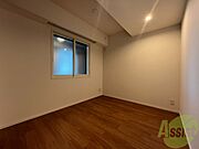 寝室はこちらです。光が差し込む、温かみのあるお部屋です。