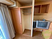 こちらの収納にはハンガーをかけて服もしまえますね。