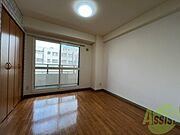 洋室です。広々として、きれいですね。