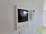TVモニター付インターホンです。来客者の顔が見えるので安心！