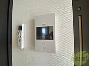 TVモニター付インターホンです。来客者の顔が見えるので安心！