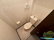 こちらはトイレです。清潔感があり、安心して使用できます。