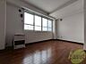 寝室：こちらのお部屋は光が差し込む、温かみのあるお部屋です。