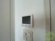 TVモニター付インターホンです。来客者の顔が見えるので安心！