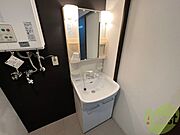 大きくて使いやすそうな独立洗面台になっています。