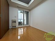 寝室はこちらです。光が差し込む、温かみのあるお部屋です。