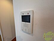TVモニター付インターホンです。来客者の顔が見えるので安心！